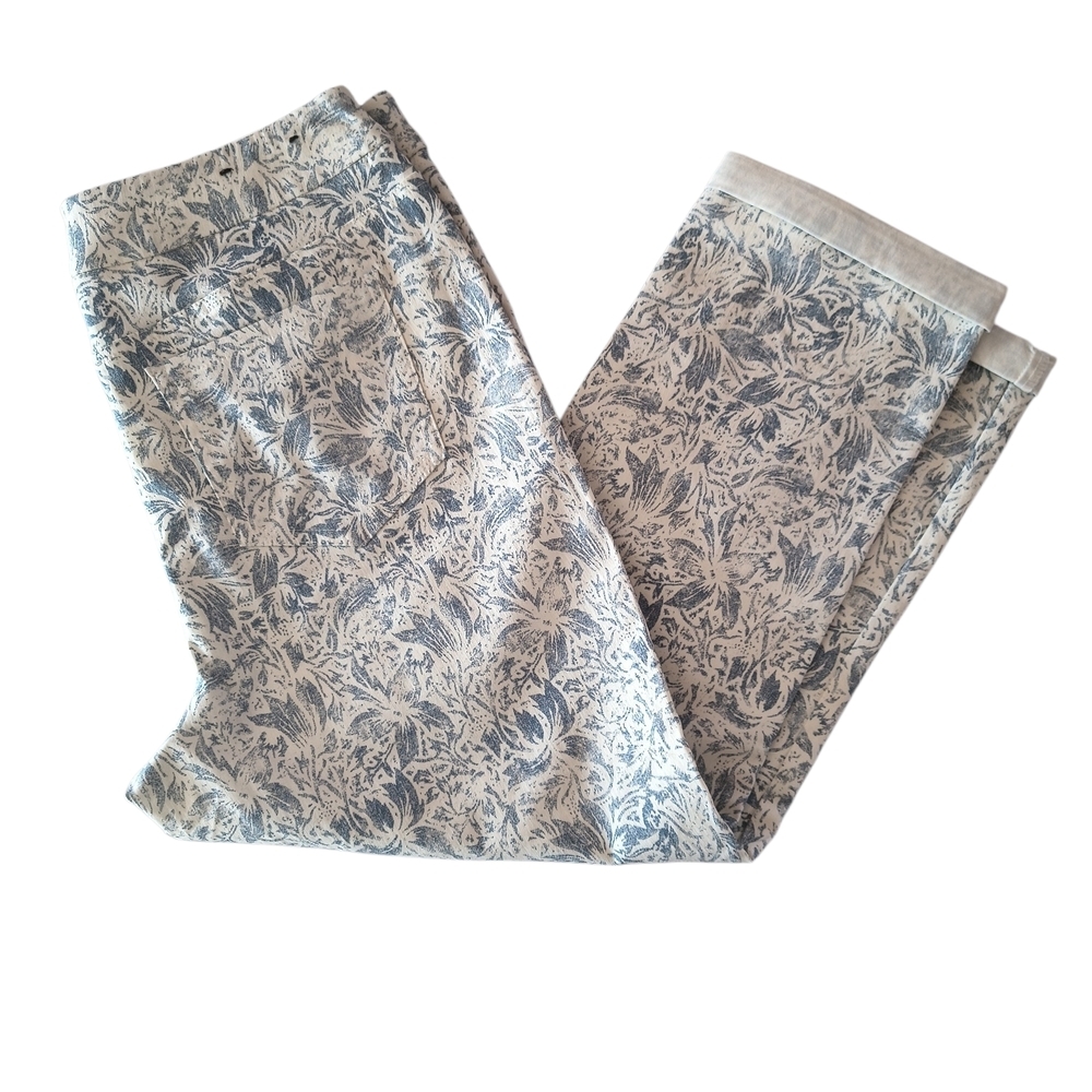 Mario Serrani Blue and White Pull On Floral Printed Capris Size L